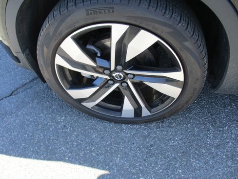 Used 2023 Volvo XC40 B5 Plus w/ Driver Assist Package AWD/4WD image 9