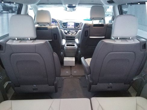 Used 2019 Chrysler Pacifica Touring-L Plus w/ Advanced Safetytec Group image 10