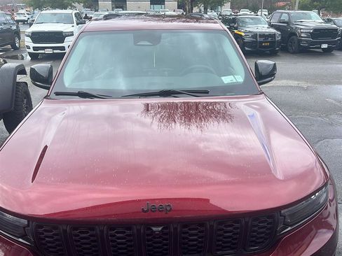 Used 2023 Jeep Grand Cherokee L Limited w/ Luxury Tech Group II image 2