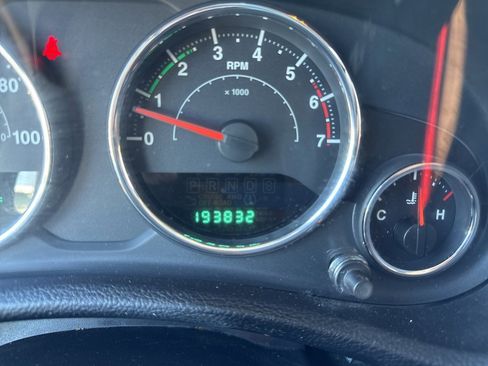 Used 2011 Jeep Wrangler Unlimited Sport image 40