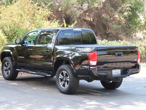 Used 2017 Toyota Tacoma TRD Sport w/ Tow Package (A/T) AWD/4WD image 9