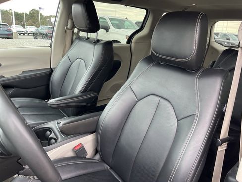 Used 2024 Chrysler Pacifica Touring-L image 14