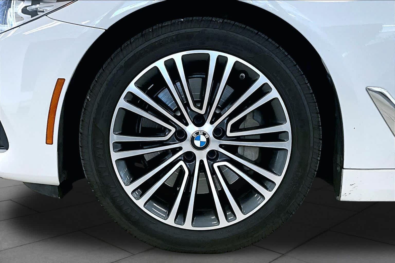 Used 2019 BMW 530i w/ Convenience Package RWD image 9