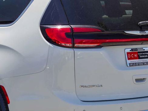 Certified 2023 Chrysler Pacifica Touring-L FWD image 7