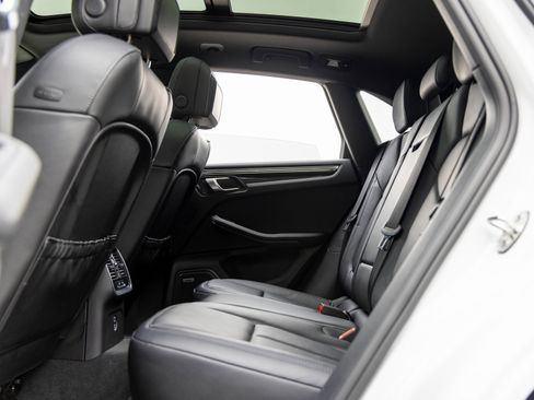 Certified 2025 Porsche Macan image 38