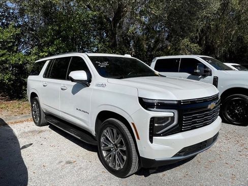 Used 2025 Chevrolet Suburban High Country image 3