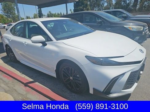 Used 2025 Toyota Camry SE w/ Convenience Package FWD image 3