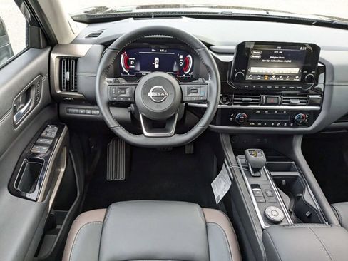 New 2025 Nissan Pathfinder Platinum image 18