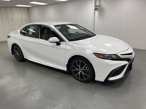 Used 2024 Toyota Camry SE image 6