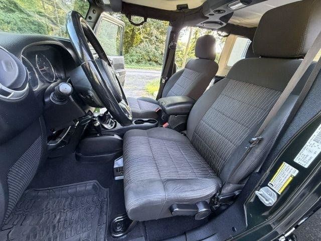 Used 2011 Jeep Wrangler Unlimited Sahara w/ Connectivity Group AWD/4WD image 14