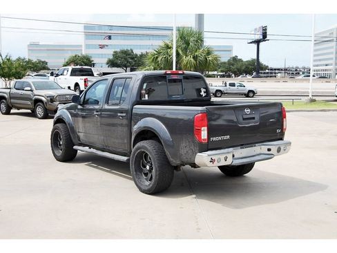 Used 2015 Nissan Frontier SV RWD image 4