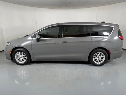 Used 2023 Chrysler Pacifica Touring-L FWD image 5