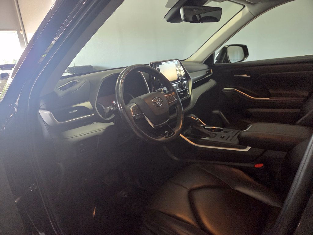 Used 2021 Toyota Highlander XLE AWD/4WD image 6