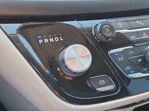 Used 2019 Chrysler Pacifica Touring-L FWD image 21