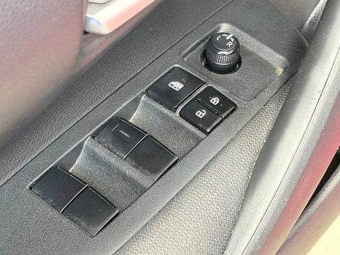 Used 2020 Toyota Corolla LE FWD image 11