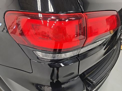 Used 2018 Jeep Grand Cherokee Altitude image 9