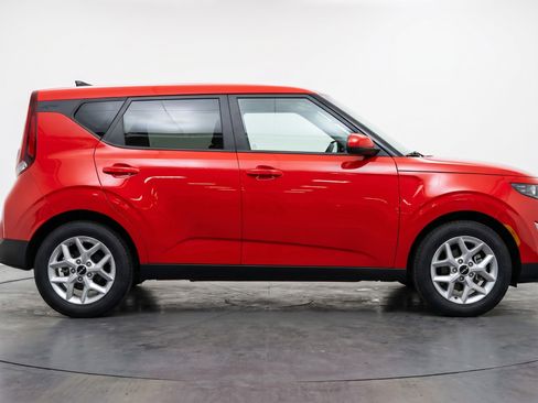 Used 2025 Kia Soul LX w/ LX Technology Package FWD image 11