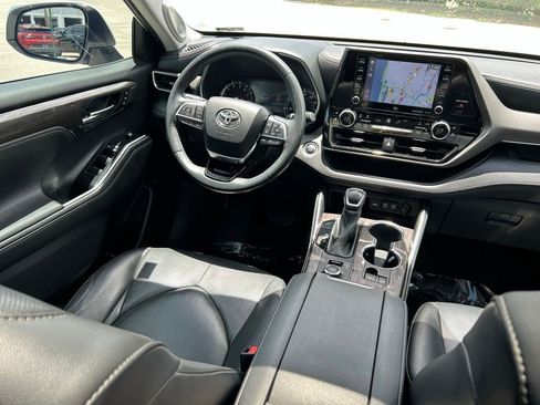 Used 2021 Toyota Highlander Limited AWD/4WD image 10