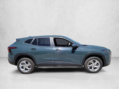 Used 2025 Chevrolet Trax LS w/ LS Convenience Package FWD image 4