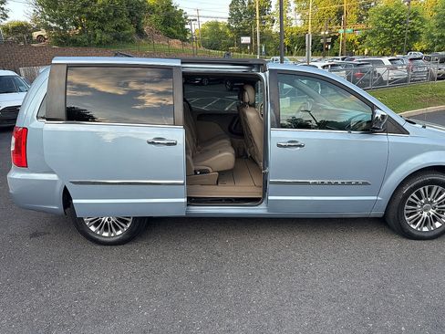 Used 2013 Chrysler Town & Country Touring-L w/ Entertainment Group #2 FWD image 35