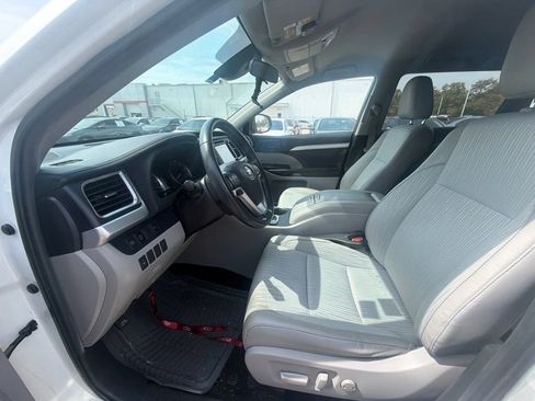 Used 2019 Toyota Highlander Plus FWD image 8