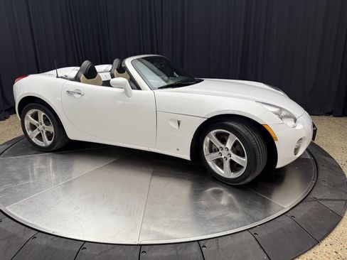 Used 2008 Pontiac Solstice Convertible w/ Premium Package image 10
