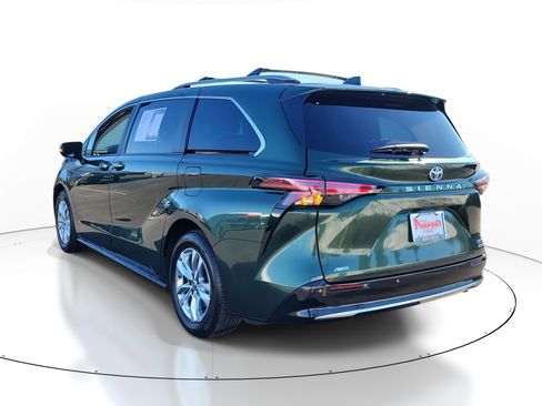 Used 2024 Toyota Sienna Limited image 3