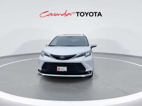 Certified 2026 Toyota Sienna XLE image 3