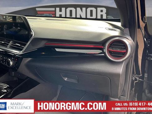 Used 2025 Chevrolet Trax RS w/ Sunroof Package FWD image 26