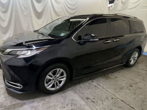 Used 2022 Toyota Sienna Limited image 4