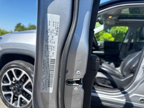 Used 2018 Jeep Compass Limited w/ Navigation Group AWD/4WD image 31