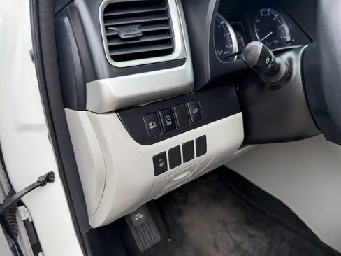 Used 2017 Toyota Highlander Plus w/ Carpet Mat Package FWD image 23