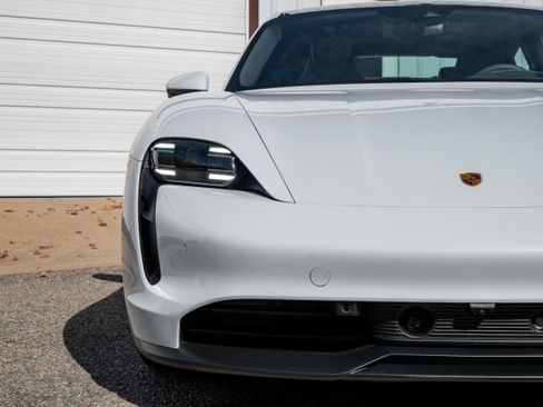 Used 2022 Porsche Taycan image 10