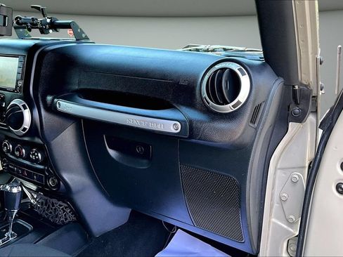 Used 2018 Jeep Wrangler Unlimited Rubicon w/ Connectivity Group AWD/4WD image 25