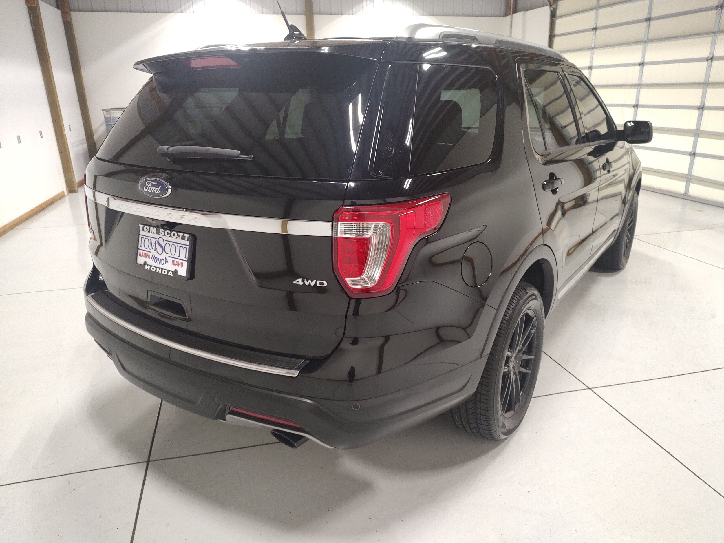 Used 2018 Ford Explorer XLT w/ Equipment Group 201A AWD/4WD image 13