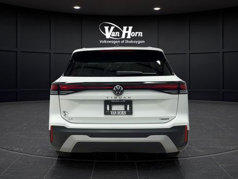 Used 2025 Volkswagen Tiguan SE AWD/4WD image 6