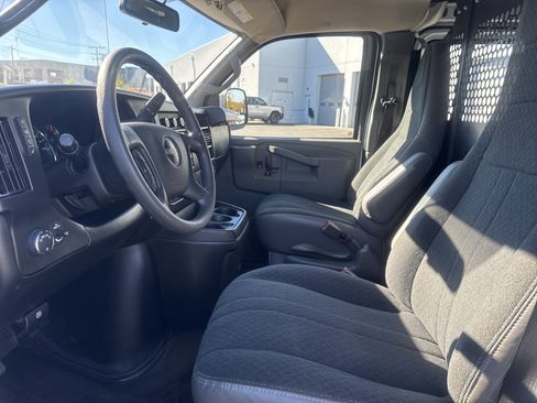 Used 2024 GMC Savana 2500 w/ Driver Convenience Package image 16