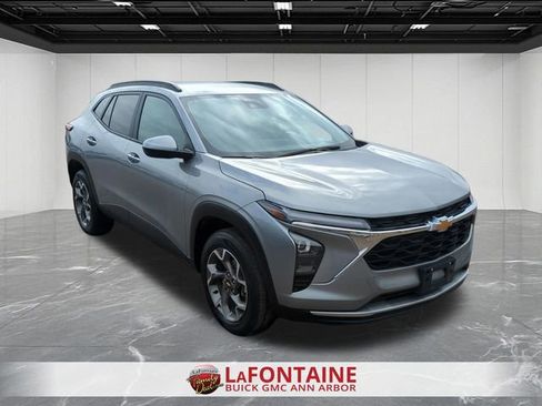 Used 2025 Chevrolet Trax LT w/ LT Convenience Package image 2