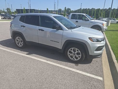 Used 2025 Jeep Compass Sport AWD/4WD image 2