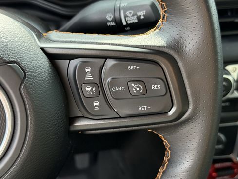 Used 2025 Jeep Gladiator Mojave image 17