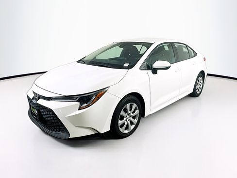 Used 2022 Toyota Corolla LE image 3