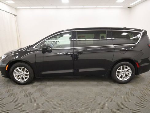 Used 2024 Chrysler Pacifica Touring-L image 4