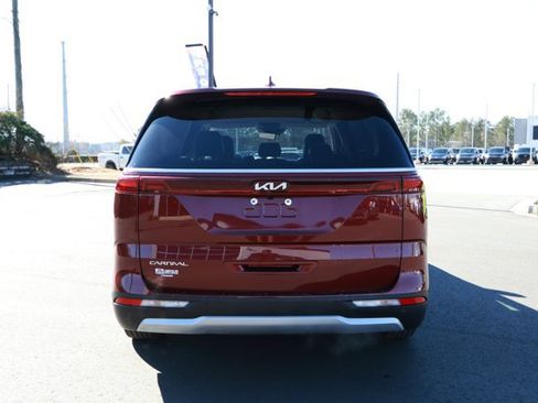 Used 2024 Kia Carnival LX image 7