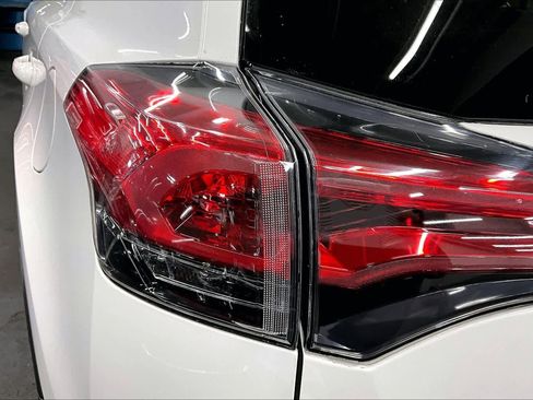 Used 2018 Toyota RAV4 LE w/ Carpet Mat Package image 28