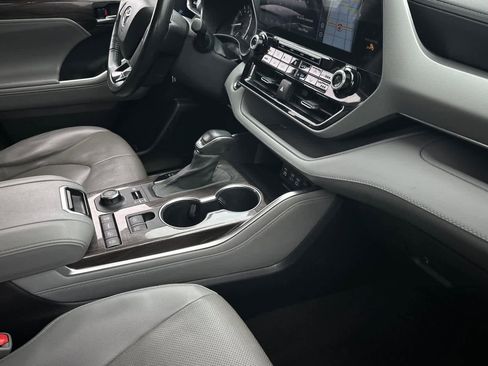 Used 2022 Toyota Highlander Platinum image 18