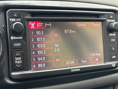 Used 2015 Toyota Yaris L image 18