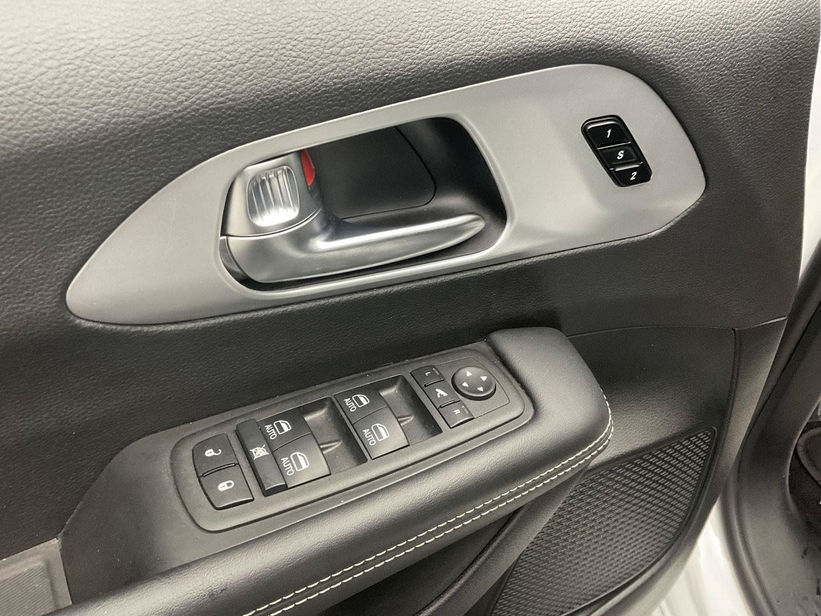 Used 2025 Chrysler Pacifica Limited FWD image 10