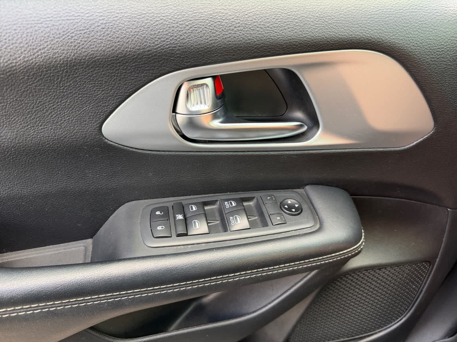 Used 2020 Chrysler Pacifica Touring w/ S Appearance Package FWD image 11