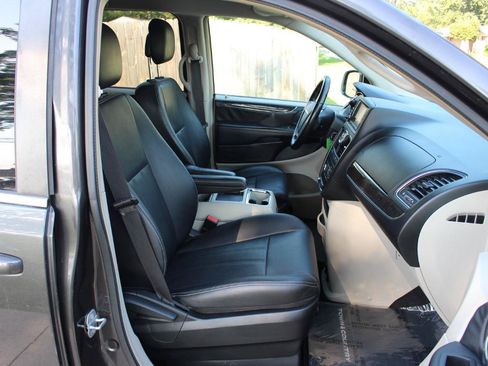 Used 2016 Chrysler Town & Country Touring FWD image 37