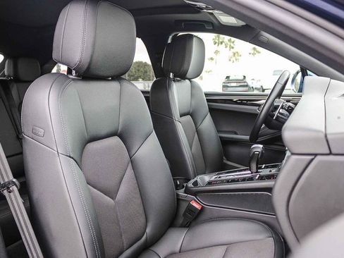 Used 2022 Porsche Macan AWD/4WD image 17